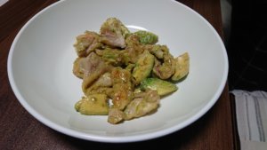 【ボリューム満点！】鶏もも肉とアボカドのマヨぽん炒め