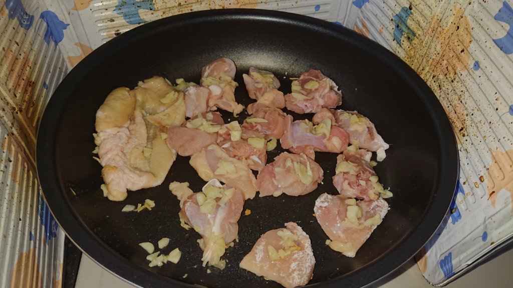 【ボリューム満点！】鶏もも肉とアボカドのマヨぽん炒め